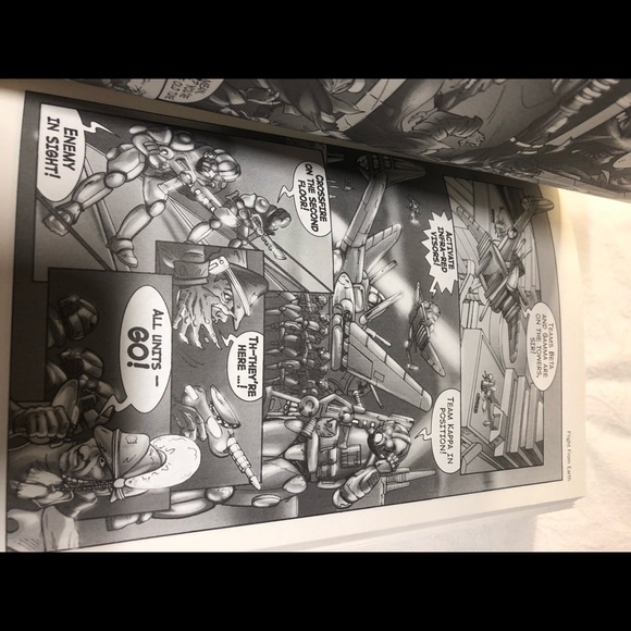 Mammoth Book of Zombie Comics 450 pages! - Picture 5 of 8